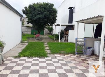 Casa · 150m² · 5 Ambientes · 2 Cocheras · Casa en Venta - 3 Dorm. 3 Baños - Cochera - 160 m² - La Plata