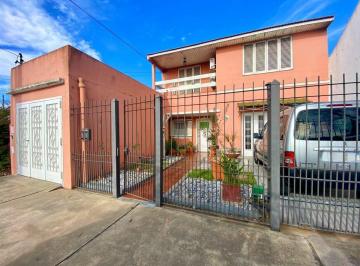 Casa · 245m² · 3 Ambientes · 4 Cocheras · Casa Venta en Banfield Dos Plantas con Patio