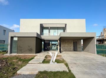 Casa · 239m² · 5 Ambientes · 4 Cocheras · Moderna Casa 5 Amb en Venta en Puerto Nizuc