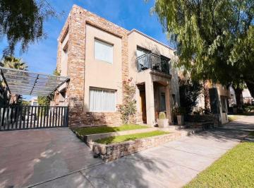 Casa · 230m² · 7 Ambientes · 2 Cocheras · Casa en Alquiler Barrio Dalvian Amoblada