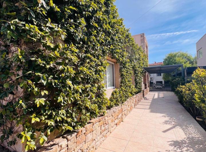 Casa · 230m² · 7 Ambientes · 2 Cocheras