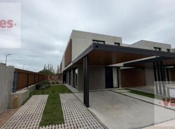 Casa · 170m² · 5 Ambientes · 2 Cocheras · Alquiler - Dúplex de 3 Dorm. en Chacras Green