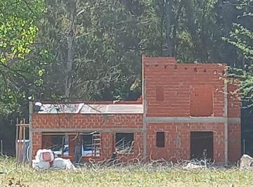 Casa · 130m² · 5 Ambientes · Casa Terminar en El Barrio Amarylis