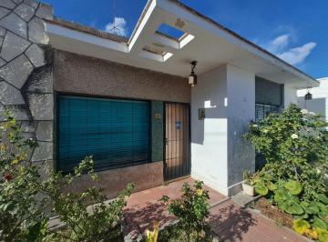 Casa · 169m² · 6 Ambientes · 2 Cocheras · Casa en Venta - Apta Credito Hipotecario - 3 Dorm.. Ideal Consultorio