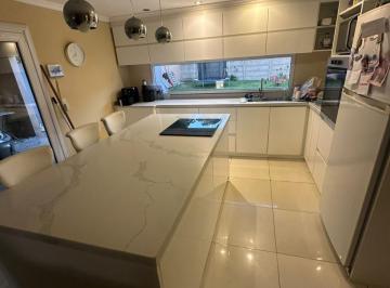 Casa en Alquiler de 3 ambientes San Jacinto · Casa 3 Ambientes Moderna en Alquiler con Amplio Parque y Cochera