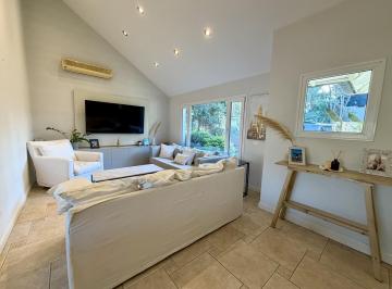 Casa · 250m² · 5 Ambientes · 3 Cocheras · Alquiler Anual - Casa en un Lote - Miraflores Country Club