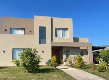 Casa · 600m² · 5 Ambientes · 3 Cocheras · Casa a La Venta en San Sebastian
