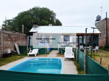 Casa · 700m² · 5 Ambientes · 1 Cochera · Casa con Departamento, Quincho y Pileta