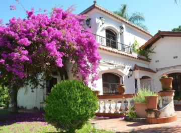 Casa · 283m² · 6 Ambientes · 2 Cocheras · Casa Quinta en Venta en El Barrio El Cazador con Terminaciones de Primer Nivel en Su Estilo Colonial