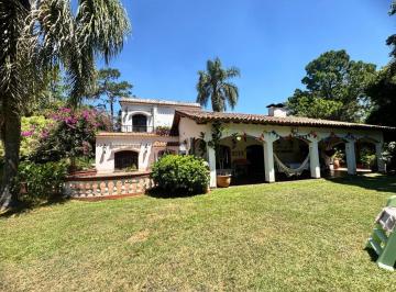 Casa · 283m² · 6 Ambientes · 2 Cocheras · Casa Quinta en Venta en El Barrio El Cazador con Terminaciones de Primer Nivel en Su Estilo Colonial