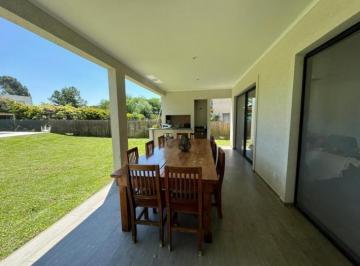 Casa · 180m² · 6 Ambientes · Casa en Venta en San Matias, 6 Ambientes, Excelente Estado Sobre Lote Interno con Pileta