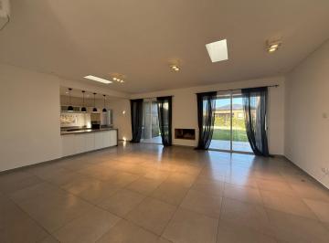 Casa · 187m² · 5 Ambientes · 2 Cocheras · Casa en Alquiler en Canton Puerto Sobre Lote Interno con Pileta de 6 Ambientes