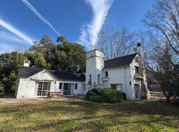 Casa en Venta de 6 ambientes Francisco Alvarez · Chalet Antiguo en Zona Cercana a Espacio Verde