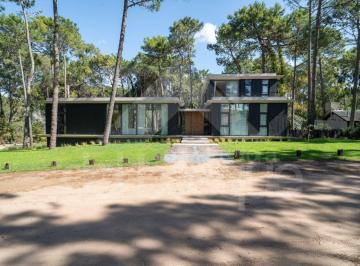 Casa de 8 ambientes, Cariló · Casa de Estilo Moderno Ubicada Sobre Dos Lotes (Cod - 1054)