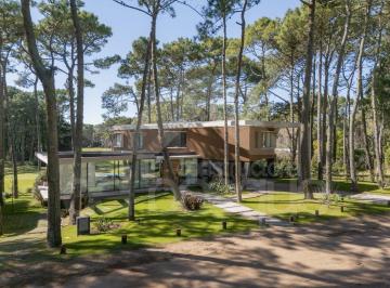 Casa de 6 ambientes, Cariló · Casa de Estilo Moderno con Vista Plena Al Golf.