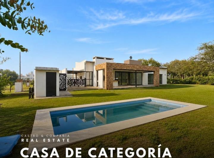 Casa · 857m² · 6 Ambientes · 1 Cochera