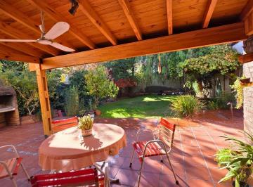 Casa · 163m² · 8 Ambientes · 2 Cocheras · Casa en Venta