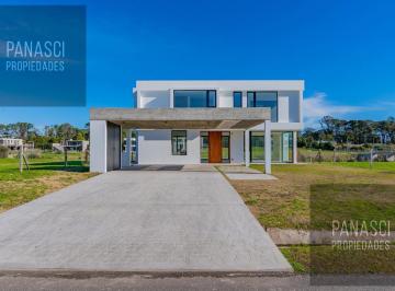 Casa · 236m² · 5 Ambientes · 2 Cocheras · Casa 5 Ambientes con Piscina y Vista Al Arroyo