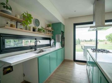 Casa · 180m² · 6 Ambientes · 2 Cocheras · Casa San Sebastián Area 1 Venta 6 Amb Fondo Verde