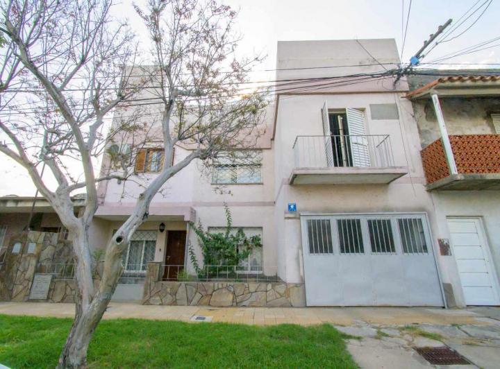 Casa · 205m² · 8 Ambientes · 1 Cochera