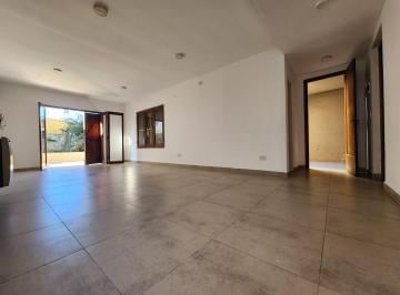 Casa · 75m² · 3 Ambientes · 2 Cocheras · ¡Casa con 2 Dorm., Parque y Espacio Para 2 Autos!
