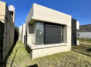 Casa · 70m² · 3 Ambientes · 1 Cochera · Casa a Estrenar en Roldan, (Faltan Terminaciones)