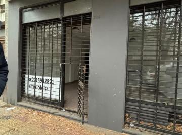 Local comercial · 60m² · 2 Ambientes · Local en Alquiler con Amplia Vidriera