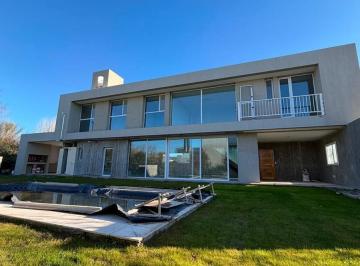 Casa · 275m² · 4 Dormitorios · 1 Cochera · Hermosa Casa en Barrio Sauces del Limay