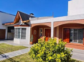 Casa · 175m² · 3 Ambientes · 5 Cocheras · Venta Casa 3 Amb con Pileta, Jardin y Parrila en Monte Grande