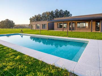 Casa · 234m² · 5 Ambientes · 2 Cocheras · Venta Casa 5 Ambientes con Pileta en La Macarena