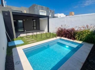 Casa · 120m² · 4 Ambientes · 2 Cocheras · Dúplex en Venta 2 Dorm. en Docta Córdoba - con Pileta y Galería con Asador