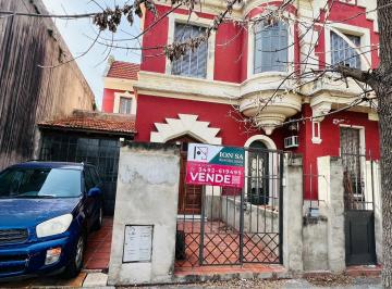 Casa · 360m² · 1 Cochera · Casa en Barrio Alberdi