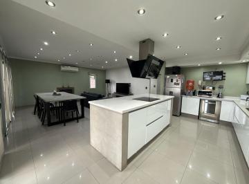 Casa · 163m² · 4 Ambientes · Venta Vivienda de Categoría + Imporortante Galpón