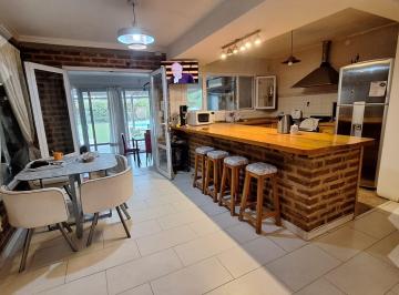 Casa · 220m² · 6 Ambientes · 3 Cocheras · En Venta | Casa de 3 Dorm. | Barrio Navarro | Plottier