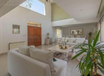 Casa · 900m² · 5 Ambientes · Casa en Venta 3 Suites en El Portillo