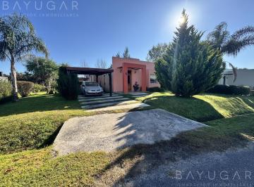 Casa · 100m² · 3 Ambientes · 2 Cocheras · Venta Casa - Barrio Manzanares Chico - Lote de 612 m²