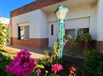 Casa de 4 ambientes, Bahía Blanca · Excelente Casa en Barrio Los Almendros!