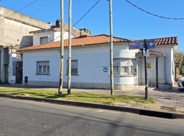 Casa · 136m² · 4 Ambientes · 1 Cochera · Casa en Lanús Este