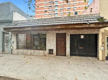 Casa · 170m² · 6 Ambientes · 1 Cochera · Casa Lote Propio en Caballito Norte con Cochera, Patio Techado y Terraza