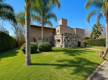 Casa · 242m² · 3 Ambientes · 2 Cocheras · ¡Venta! Casa Chacras de La Villa - 3 Dorm. ¡Con Escritura!