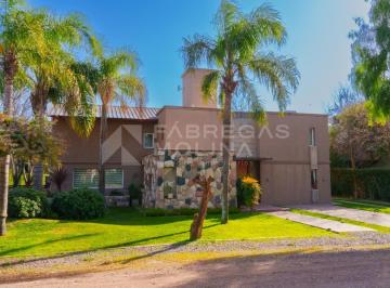 Casa · 242m² · 3 Ambientes · 2 Cocheras · ¡Venta! Casa Chacras de La Villa - 3 Dorm. ¡Con Escritura!