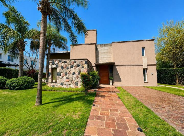 Casa · 242m² · 3 Ambientes · 2 Cocheras