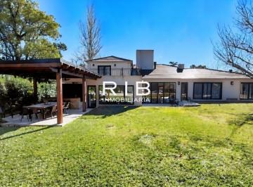 Casa de 5 ambientes, Pilar · Importante Propiedad Sobre 1770 m²