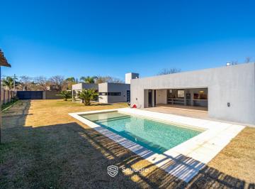 Casa · 1500m² · Venta | Permuta - Casa 3 Dorm., Piscina, Galería y Jardín - Funes.