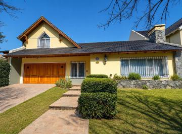 Casa · 273m² · 4 Dormitorios · 2 Cocheras · Casa 4 Dorm - Jardines del Jockey - Amplios Espacios - Pileta