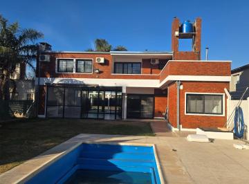 Casa · 250m² · 7 Ambientes · 2 Cocheras · Los Nogales 2700. Moderna. Solida. Impecable