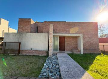 Casa de 9 ambientes, Córdoba · Venta. Los Cielos. Valle Escondido. Casa 3 Dorm., Piscina, Quincho, Asador