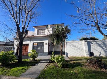 Casa · 130m² · 5 Ambientes · 2 Cocheras · Casa 5 Ambientes con Parque en Venta en Zona Todo El Año.