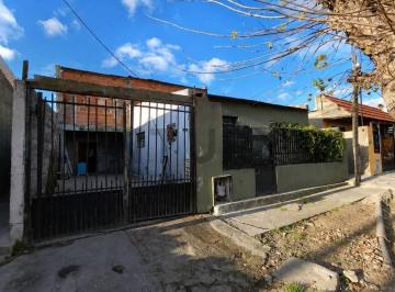 Casa · 120m² · Venta de Terreno con Construcción (Casa de Dos Dorm. + 2 Departamentos) a Refacccionar.
