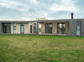 Casa · 136m² · 4 Ambientes · 1 Cochera · Venta Casa Barrio San Sebastian